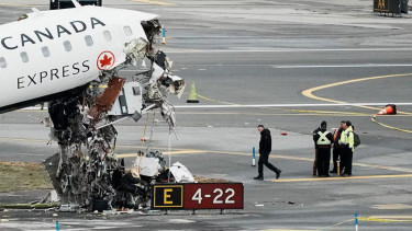 Pesawat Air Canada Tabrak Mobil Pemadam Kebarakan