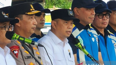 Menteri Perhubungan Dudy Purwagandhi (tengah)