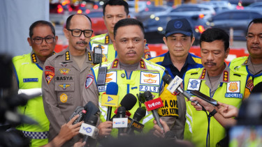 Kakorlantas Polri Irjen Agus Suryonugroho (tengah)