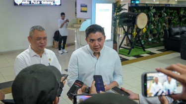 Seskab Teddy Indra Wijaya dan Menhub Dudy Purwagandhi meninjau arus balik Lebaran di Terminal Pulo Gebang