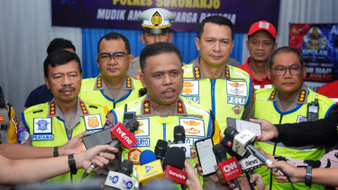Kakorlantas Polri Irjen Agus Suryonugroho (tengah)