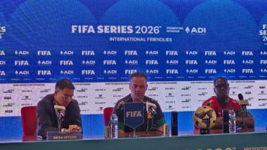 Pelatih timnas St Kitts dan Nevis Marcelo Augusto Silva Serrano (tengah)