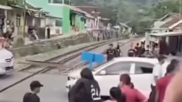 Warga blokir rel kereta di Bandar Lampung