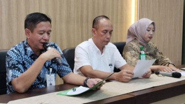 Wakil Kepala Kejati Sumsel Anton Delianto (kiri) saat pers rilis di Palembang
