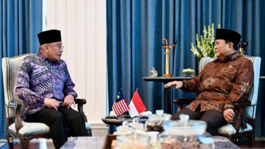 Presiden Prabowo Subianto (kanan) saat menerima kunjungan Perdana Menteri Malaysia Anwar Ibrahim di Jakarta
