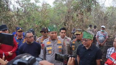 Kapolda Riau, Irjen Pol Herry Heryawan (tengah)