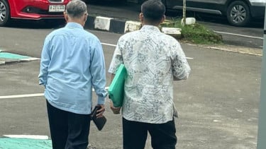 Eks Rektor UIN (kiri) saat pemeriksaan di Kejati Banten