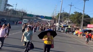 Viral di media sosial warga filipina berjalan kaki ke kantor imbas krisis BBM
