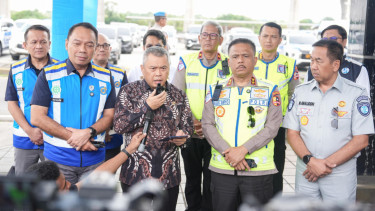 Direktur Jasa Marga Rivan A. Purwantono (kiri)