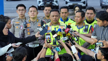 Kakorlantas Polri Irjen Agus Suryonugroho (tengah)