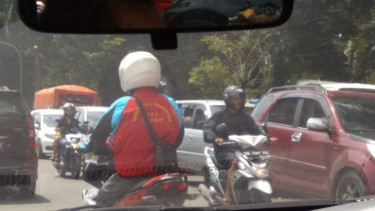 Longsor sebabkan kemacetan di jalan poros Kabupaten Maros dan Kabupaten Bone, Sulawesi Selatan