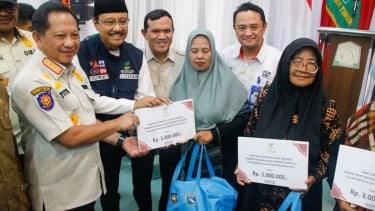 Ketua Satgas PRR Muhammad Tito Karnavian berikan bantuan kepada korban bencana Sumatera