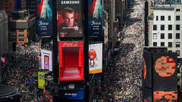 Ribuan orang demo melalui Times Square di New York.