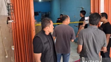 Olah TKP penemuan mayat di kios Ayam Geprek di Bekasi