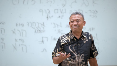 Sapri Sale, Pengajar tiga bahasa semitik; Arab, Ibrani dan Suryani
