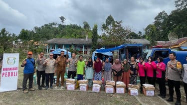 Penyaluran bantuan untuk korban bencana banjir bandang dan tanah longsor di Manduriang