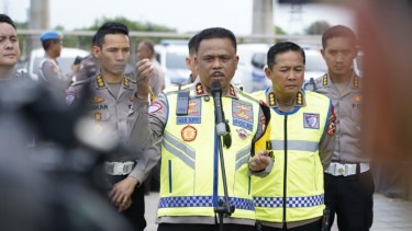 Kakorlantas Polri Irjen Agus Suryonugroho (tengah)