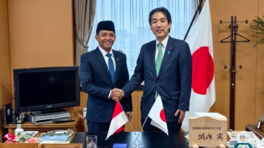 Menhut Raja Juli Antoni (kiri)