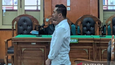 Terdakwa Amsal Sitepu ketika mendengarkan putusan majelis hakim