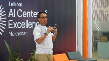 Direktur IT Digital Telkom Faizal Rochmad Djoemadi memberikan sambutan dalam kunjungan kerja ke AI Center Makassar