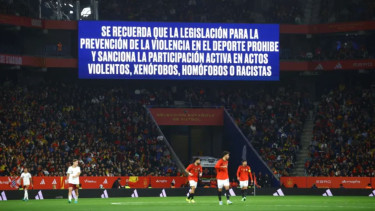 Layar besar menampilkan pesan anti-diskriminasi di Stadion RCDE, saat Spanyol vs Mesir