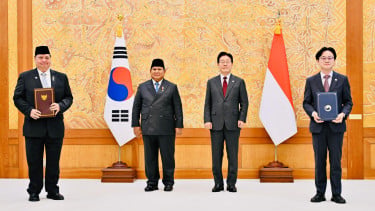 Presiden RI Prabowo Subianto menyaksikan pertukaran MoU RI-Korea Selatan