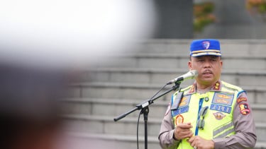 Kakorlantas Polri Irjen Agus Suryonugroho (tengah)