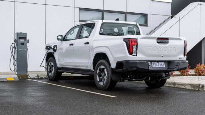 Mobil Toyota Hilux BEV 2026