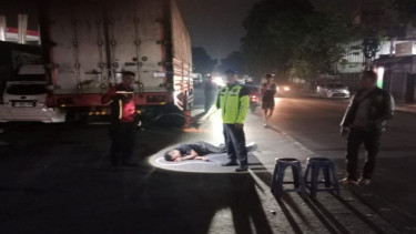 Polisi melakukan olah TKP kecelakaan sepeda motor di Pasirkoja Bandung