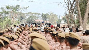 Mendagri Tito Karnavian saat memimpin apel Praja IPDN yang membantu pembersihan lumpur di Aceh Tamiang