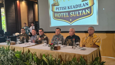 Wakil Presiden RI ke-10 dan ke-12 Jusuf Kalla (ketiga kanan) dan Din Syamsuddin (kedua kanan)