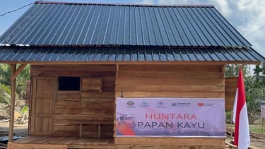 Pemanfaatan kayu hanyutan sebagai material huntara di Aceh Utara.