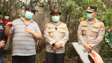 Kapolda Riau Irjen Herry Heryawan (tengah) tinjau langsung pemadaman Karhutla di Bengkalis
