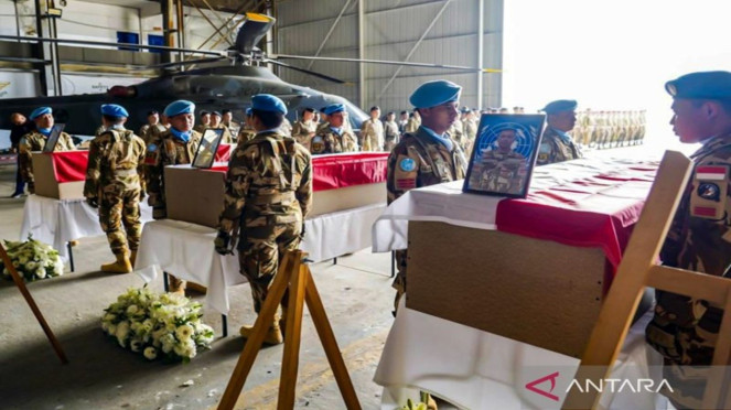 Suasana upacara pelepasan dan penghormatan 3 jenazah personel penjaga perdamaian Indonesia yang tergabung dalam UNIFIL