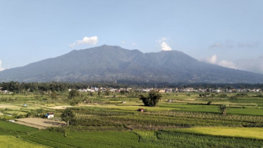 Gunung Marapi di Kabupaten Agam mengalami hembusan