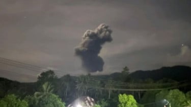 Gunung Dukono dilaporkan masih semburkan abu vulkanik dengan ketinggian mencapai 3.000 m diatas puncak gunung