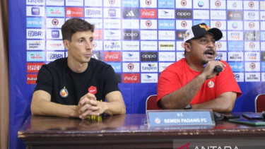 Pelatih Semen Padang FC Imran Nahumarury (kanan)