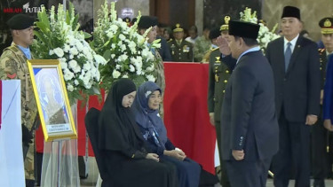Presiden Prabowo memberi hormat ke peti jenazah 3 prajurit TNI gugur di Lebanon