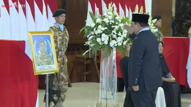 Presiden Prabowo memberi hormat ke peti jenazah 3 prajurit TNI gugur di Lebanon
