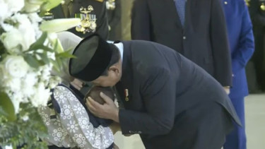 Presiden Prabowo Subianto cium kening anak dari Serka (Anm) M. Nur Ichwan, prajurit TNI gugur di Lebanon
