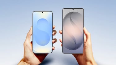Samsung Galaxy S25 (kiri) dan Galaxy S26.