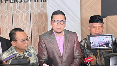 Anggota DPR Fraksi Partai Golkar, Ahmad Doli Kurnia (tengah)