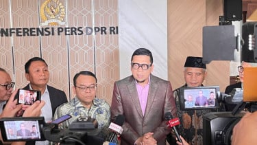 Anggota DPR RI Fraksi Partai Golkar, Ahmad Doli Kurnia (tengah)