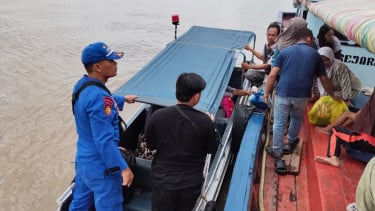 Ditpolairud Polda Sumsel mengevakuasi nelayan yang sakit