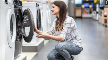 Ilustrasi belanja elektronik, 1. Tentukan Kebutuhan Utama Sebelum Membeli, 2. Bandingkan Spesifikasi dan Harga, 3. Manfaatkan Metode Pembayaran yang Fleksibel, 4. Perhatikan Promo, Tapi Tetap Bijak, 5. Pilih Produk yang Tahan Lama dan Bergaransi