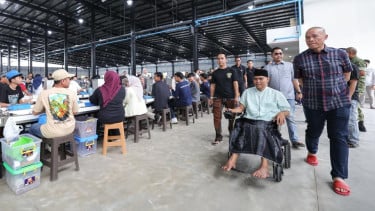 Bos rokok HS, Muhammad Suryo memantau karyawan difabel