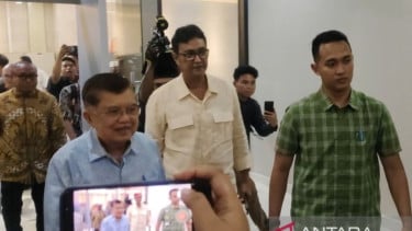 Jusuf Kalla atau yang akrab disapa JK (kiri) mendatangi Gedung Bareskrim Polri