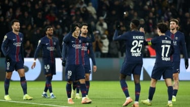 pemain PSG rayakan gol