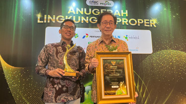 Direktur Sido Muncul, Dr. (H.C.) Irwan Hidayat (kanan) dan Manajer Lingkungan Sido Muncul Amri Cahyono (kiri)