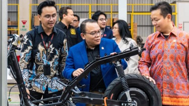 Kunjungan DPR ke pabrik QJMotor
